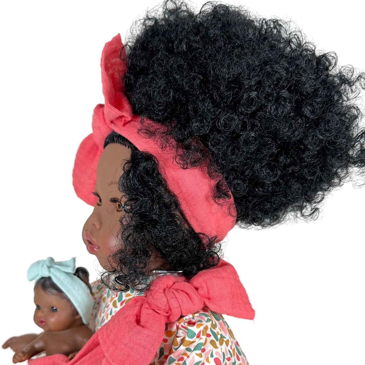 Alika con bebé Curly Hair